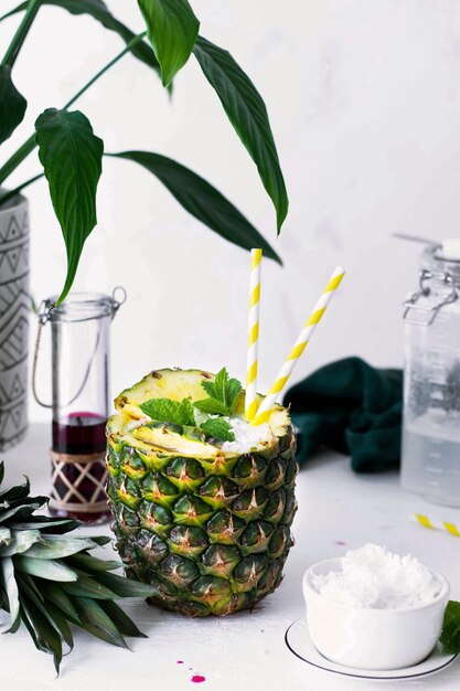 Ananas gezonde drank met kokos-cranberrysiroop