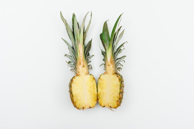 Ananas in de helften wordt gesneden die hoogste mening over wit
