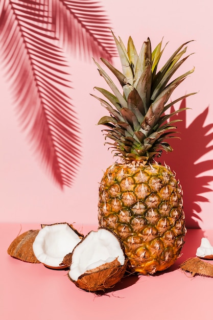 Gratis foto ananas met kokos arrangement