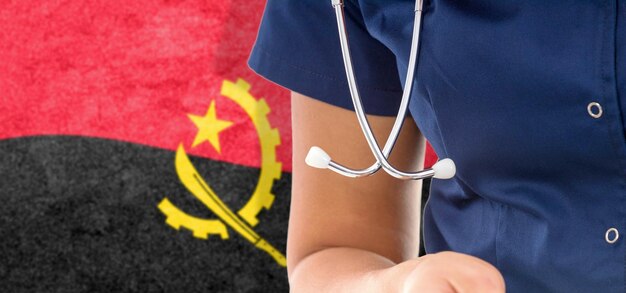 Angola vlag vrouwelijke arts met stethoscoop, nationaal gezondheidszorgsysteem