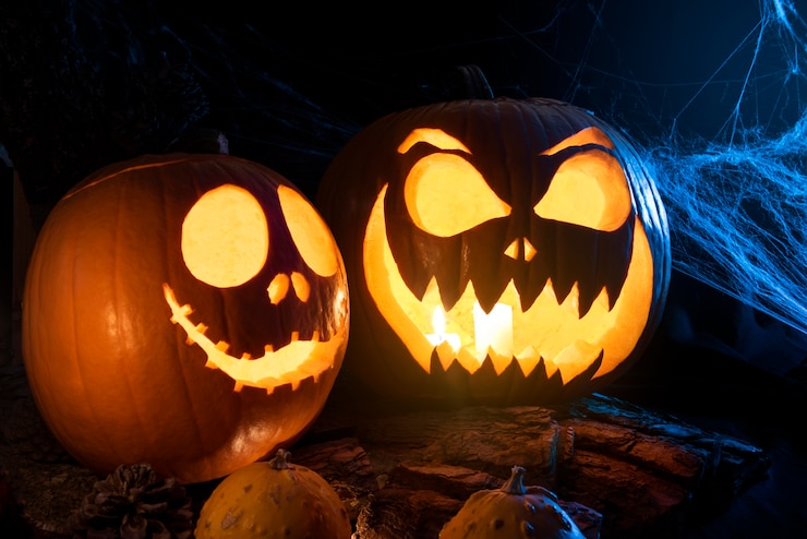 Gratis Foto angstaanjagende halloween pompoenen met spinnenweb