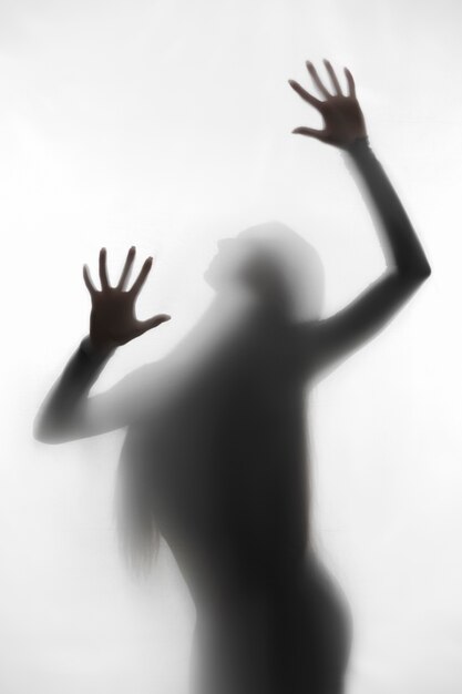 Angstaanjagende handen silhouetten in de studio