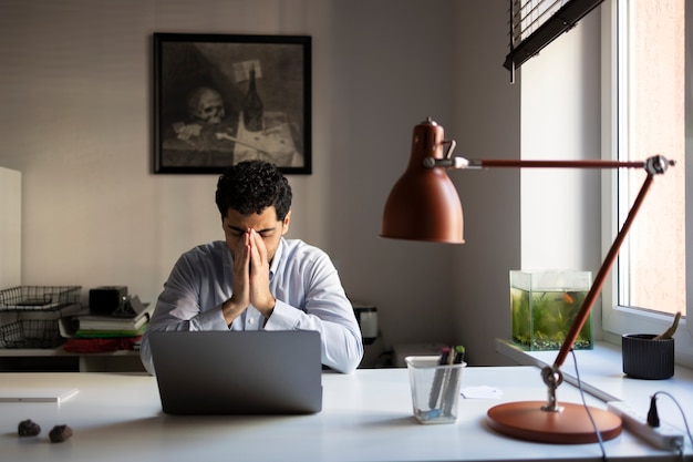 Gratis foto angstige man aan het werk vooraanzicht