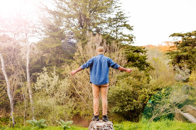 Anonieme man in de natuur