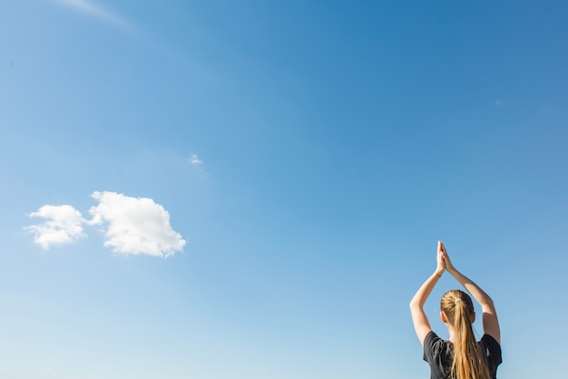 Anonieme tiener doet yoga in de natuur