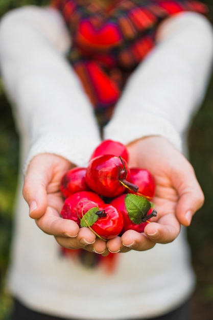 Gratis foto anonieme vrouw met nep-appels