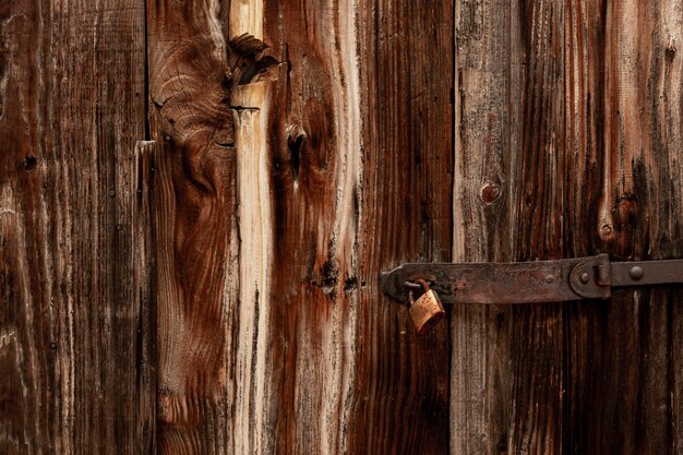 Antiek hout met versleten oppervlak en metalen scharnier en slot