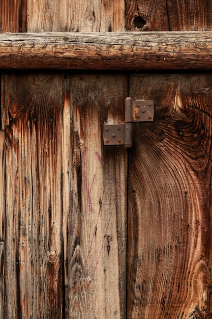 Antiek hout met versleten oppervlak en metalen scharnier