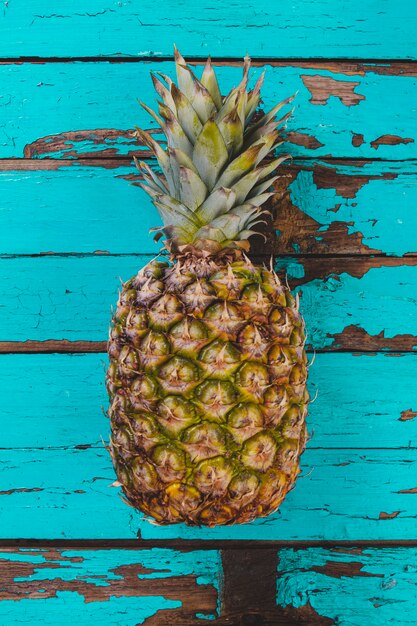 Antiek houten oppervlak met ananas