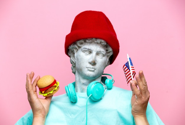 Antieke buste van man in hoed met de vlag van de vs en hamburger