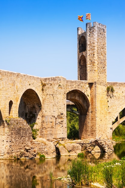 Antieke catalaanse stadspoort bij middeleeuwse brug