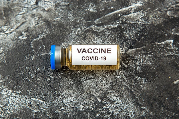 Antivirusvaccin vooraanzicht in kleine kolf op grijze achtergrond gezondheidswetenschapslab pandemisch virus covid-isolatie