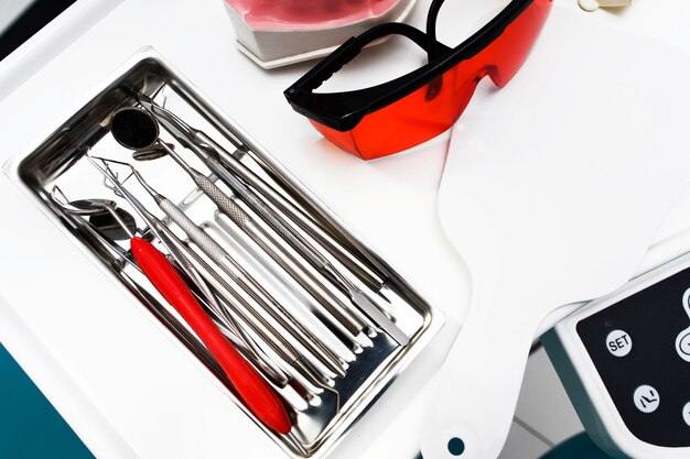 Apparatuur en tandheelkundige instrumenten in het kantoor van de tandarts. Hulpmiddelen close-up.