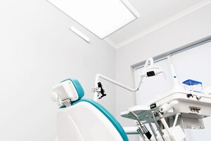 Apparatuur en tandheelkundige instrumenten in het kantoor van de tandarts. hulpmiddelen close-up.