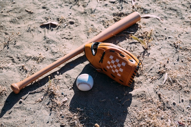 Gratis foto apparatuur voor honkbalspel op de grond