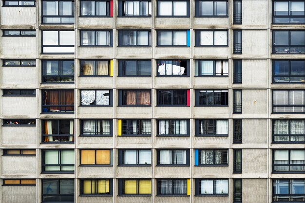 Appartementengebouw met snuifjes kleur midden in de stad