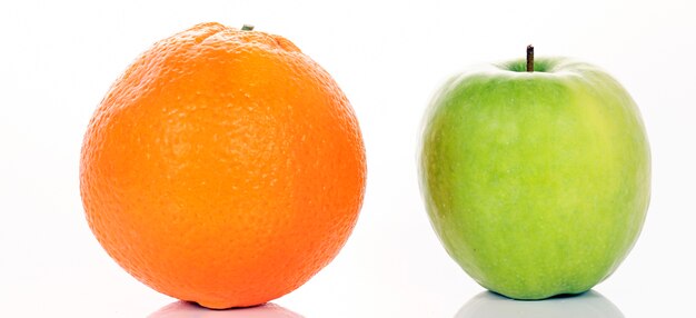 Appel en sinaasappel geïsoleerd op wit, panoramisch beeld