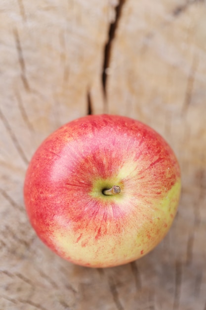 Appel op een houten oppervlak