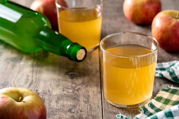 Gratis foto appelcider drankje op houten tafel