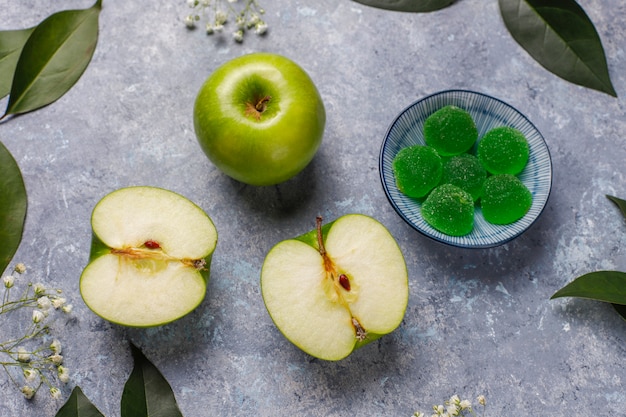 Appelgroen marmeladesuikergoed in suiker. Gezond dessert voor fijnproevers.