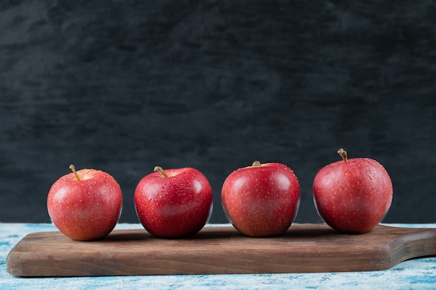 Appels geïsoleerd op een houten snijplank