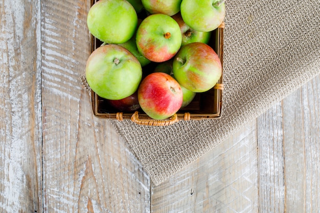 Appels in een mand op houten en placemat