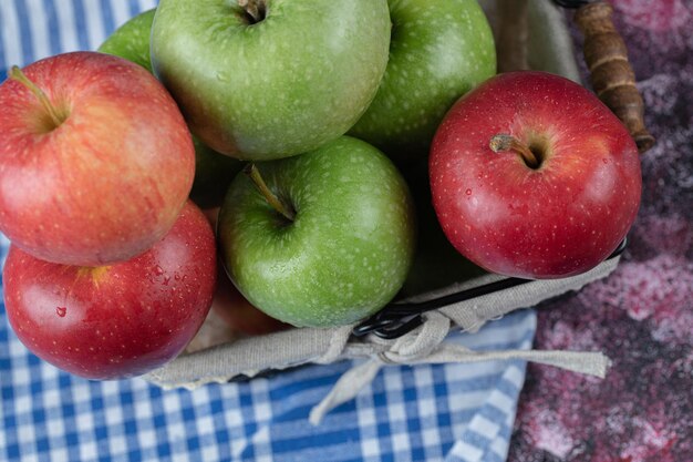 Appels in mand bedekt met witte handdoek.