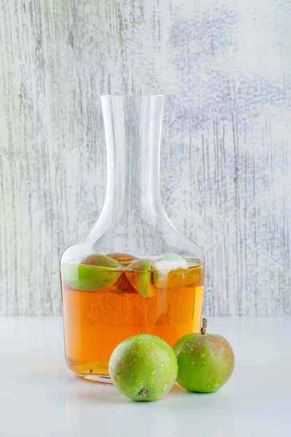 Appels met drank zijaanzicht op wit en grungy