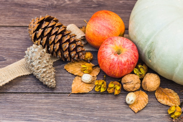 Appels met kegels op tafel