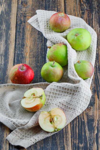 Appels op houten en keukenhanddoekachtergrond, hoge hoekmening.