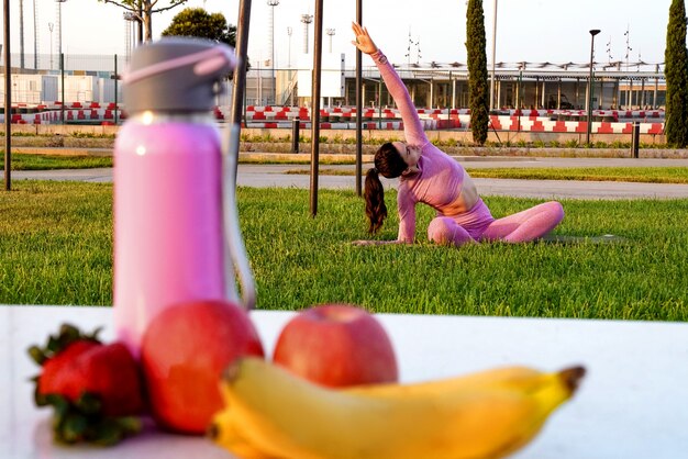 Apple-aardbeibanaan en fles water gezond voedsel