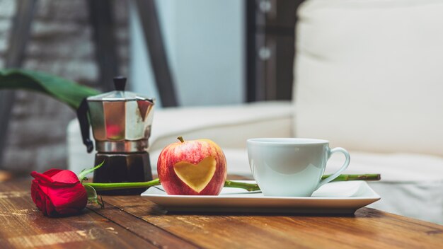 Apple met uitgesneden hartvorm op tafel