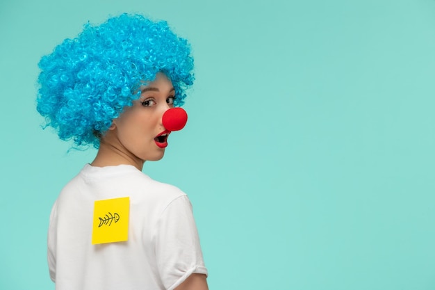 April dwazen dag clown meisje gele post-it sticker vis skelet open mond grappig kostuum blauw haar