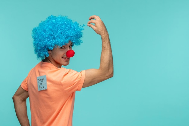 April dwazen dag kerel clown sterk met biceps blauw haar blauw post-it sticker notitie grappig rode neus