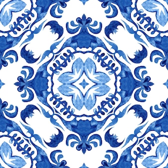 Aquarel blauwe damast naadloze patroon geometrische medaillon sieraad. bloem blauwe tegel achtergrond. portugees en spaans keramiek geïnspireerd.