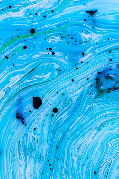 Aquarel blauwe golven met inkt stippen