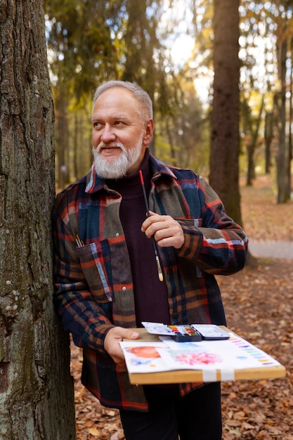 Aquarellist buiten schilderen in het bos