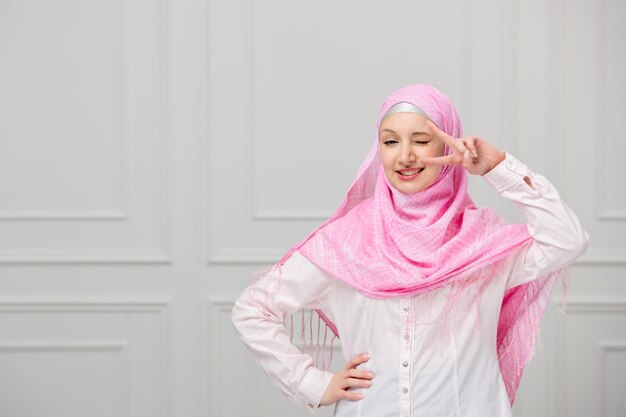 Arabisch meisje bedekt met mooie roze hijab mooie schattige jonge moslimvrouw vrolijk