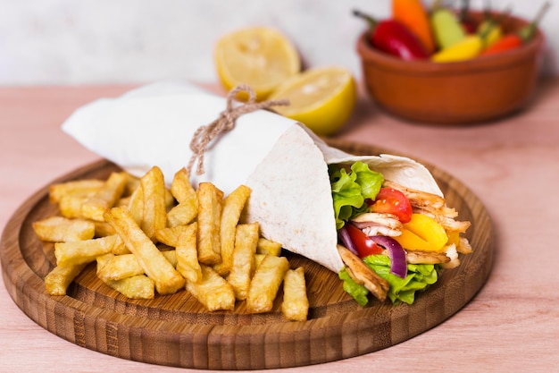 Gratis foto arabische kebab sandwich verpakt in wit papier