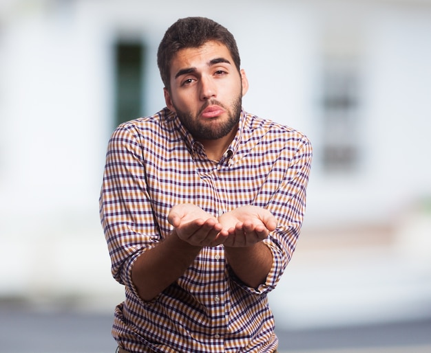 Arabische man bedelen met uitgestrekte handen