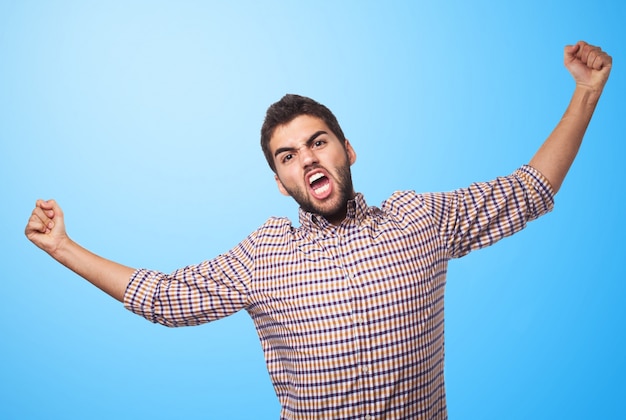 Gratis foto arabische man uiten van boosheid op een blauwe achtergrond.