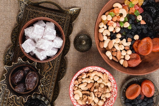 Arabische ramadan lukum; data; gedroogd fruit en noten op tafelblad