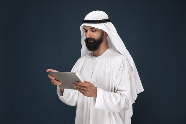 Arabische Saoedische zakenman op donkerblauw