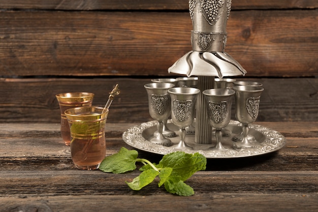 Arabische thee in glazen met kopjes op lade