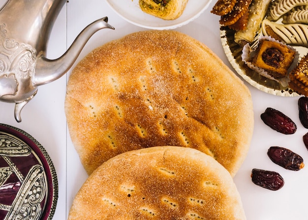 Arabische voedselsamenstelling voor ramadan met brood en gebakje