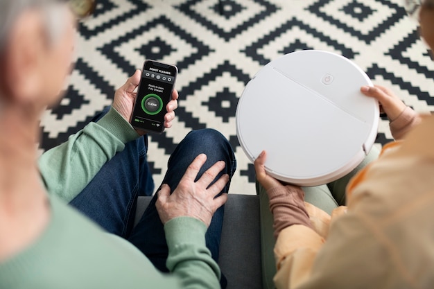 Gratis foto arabische vrouw leert senior man om led-lamp met smartphone te gebruiken