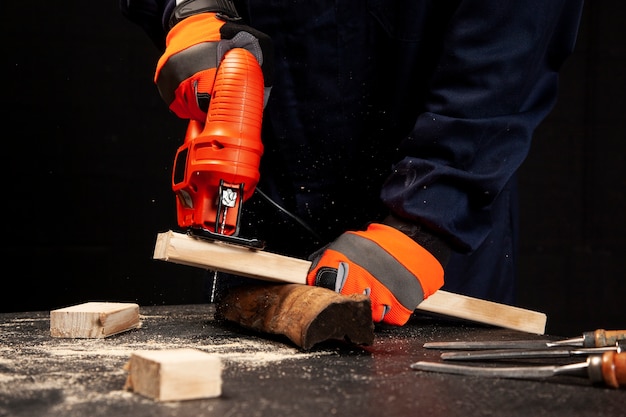 Gratis foto arbeider die handschoenen vooraanzicht draagt