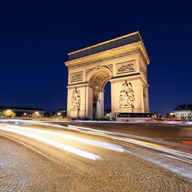 Arc de Triomphe 's nachts met autolichten, Parijs, Frankrijk