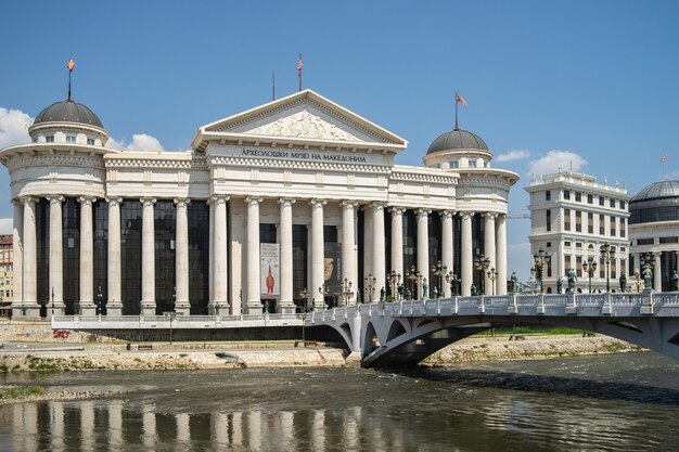 Archeologisch museum van Macedonië omgeven door een rivier met een brug erop in Noord-Macedonië