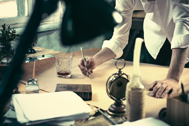 Architect die aan tekentafel in bureau werkt